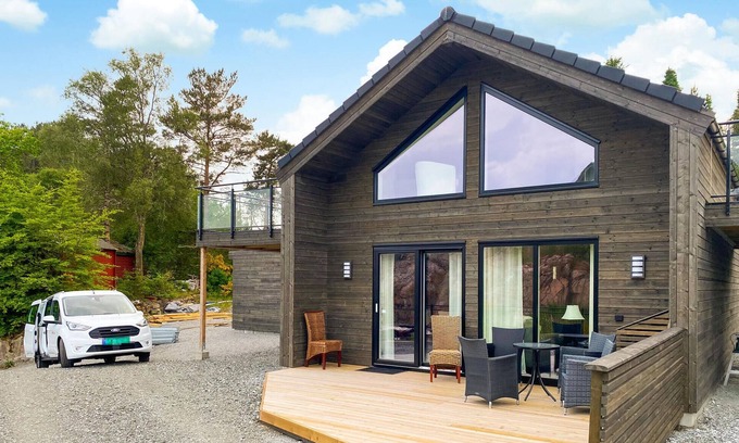 Loddefjord House | Spend an unforgettable vacation in this comfortable vacation home with sea view.