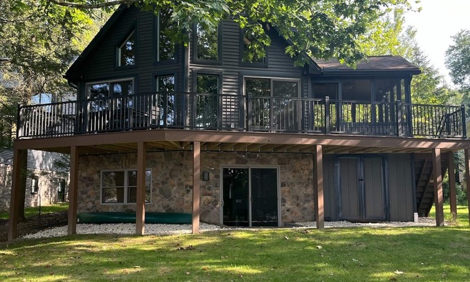 Drums Cabin | Spend time making cherished memories at this gorgeous 5-bedroom LAKEFRONT Lodge!