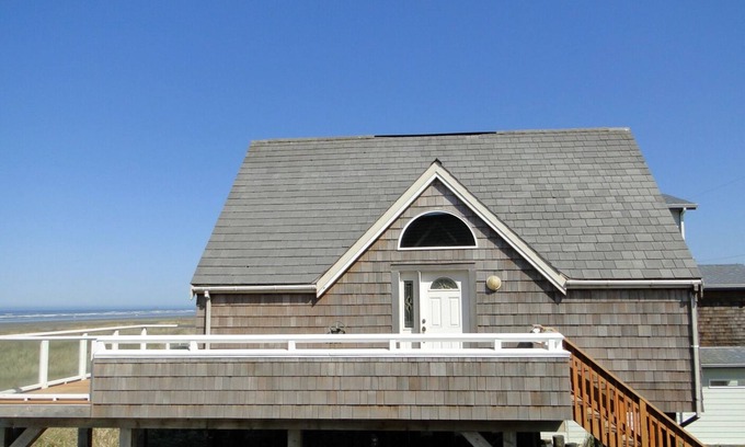 Moclips House | Spindrift - Right on the Beach-New Hot Tub