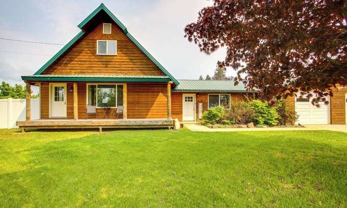 Spirit Lake House | Spirit Lake Home w/Fenced Yard: 1 Mi to Water!