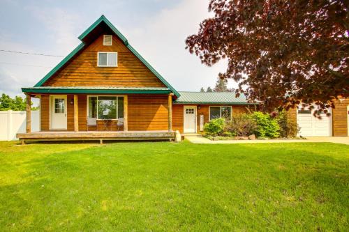 Spirit Lake House | Spirit Lake Home with Fenced Yard 1 Mi to Water!