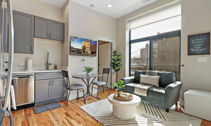 Lake View East Apartment | Splendid 1BR Apt in Lakeview Fully Furnished
