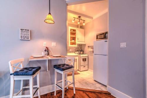 Central Midtown Apartment | Splendid Colonial in Midtown with Parking