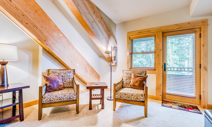 Government Camp Condo | Splendid condo with high-speed WiFi, gas fireplace, loft, & central AC