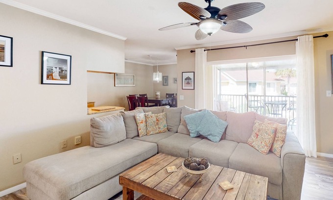 Bayview Condo | Splendid condo with private beach access, heated pool, hot tub & volleyball
