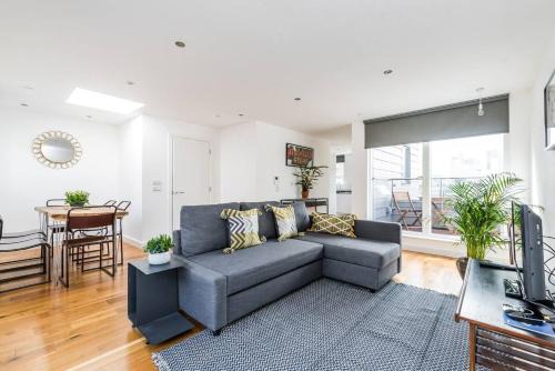 Hoxton Apartment | Split Level 3 Bedroom Top Floor Flat