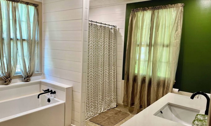 Port Wentworth Cottage | Split plan for privacy! 2 BR 2 BA cottage w AC, deck, pet-friendly fenced yard