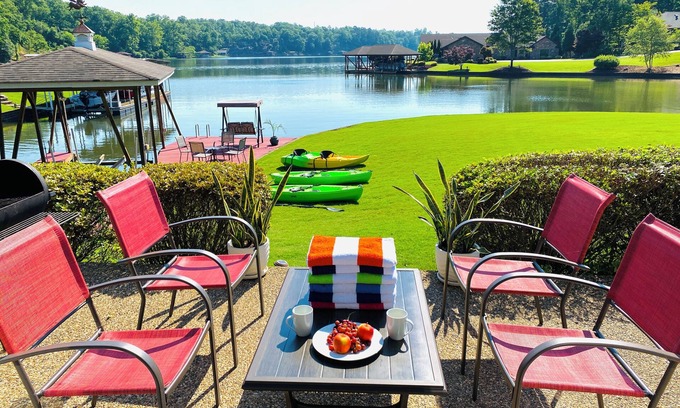 Hot Springs Village House | Spoil yourself with this beautiful Lake Balboa retreat