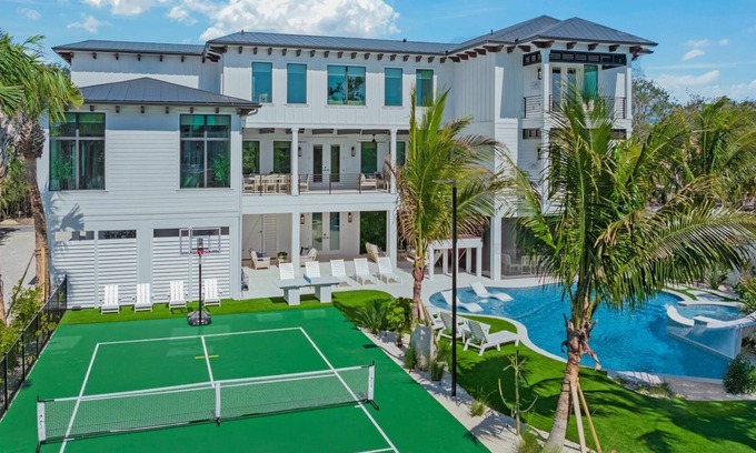 Siesta Key House | Sport Court & Golf Simulator-Resort Pool w/Slide-Billiards-Bike to Beach/Village