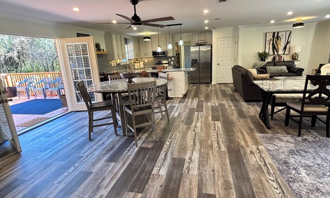 Daphne House | Sprawling retreat perfect getaway near beach kid friendly