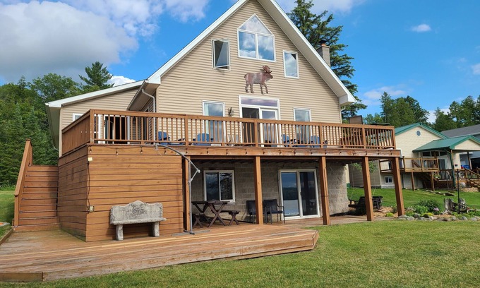 Lachine House | Spread out in our spacious double lot lakefront cabin!