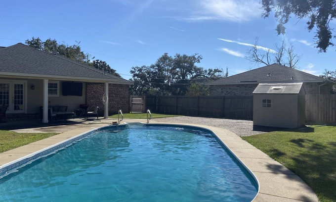 Long Beach House | Spring Break Fun/Pool/Hot Tub/Walk to the Beach