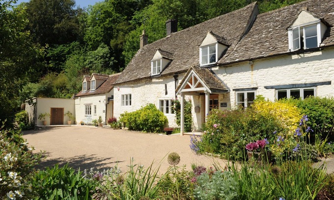 Stroud Cottage | SPRING COTTAGE, pet friendly, character holiday cottage in Stroud