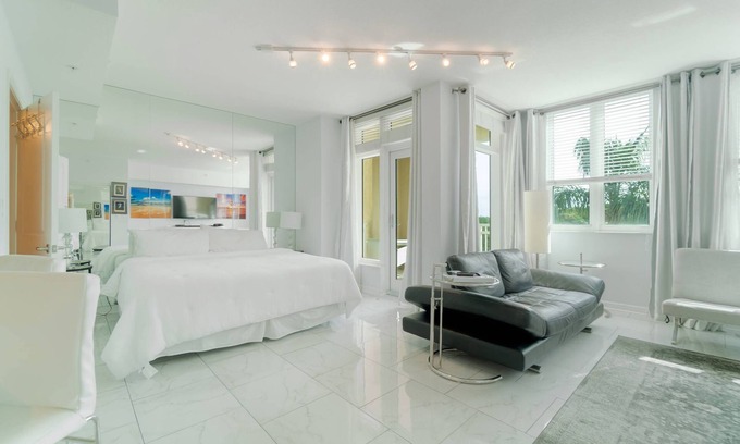 Boynton Beach Condo | Spring Deals! The Beachy Blues Suite - Casa Costa 308S, Pools, Jacuzzi, Beach, & Dog Friendly