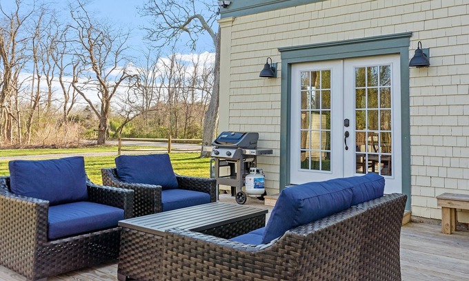 East Falmouth House | Spring Escape in Hatchville – Sleeps 6 + Dogs!