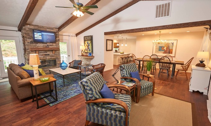 Fleetwood House | SPRING LODGE - A Beautiful & Private retreat 5 minutes from Blue Ridge Parkway