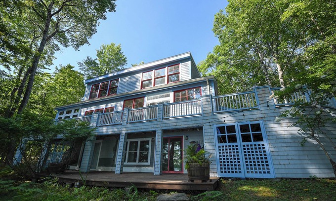 Harrison House | * SPRING SPECIAL * Spacious 4-bedroom home w/sunset views over Long Lake!