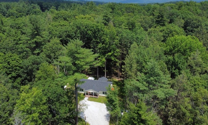Great Barrington House | Spring time fun time. Ranch Sleeps 10 & 0.7 mi to GB Main St.Wi-Fi + HOT TUB.