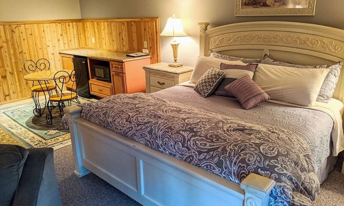 Prudenville Bed & Breakfast | Springbrook Inn East Room