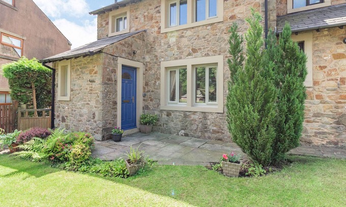 Chipping Cottage | SPRINGFIELD COTTAGE, pet friendly, with open fire in Chipping