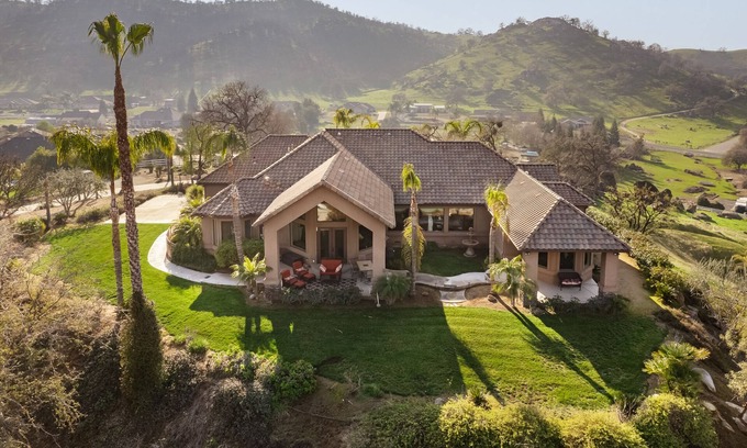 Springville House | Springville's The View Luxury Hilltop Home!