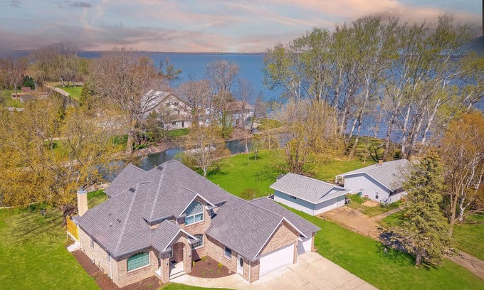 Winneconne House | Spruce Channelview Oasis - Waterfront-8beds-Games