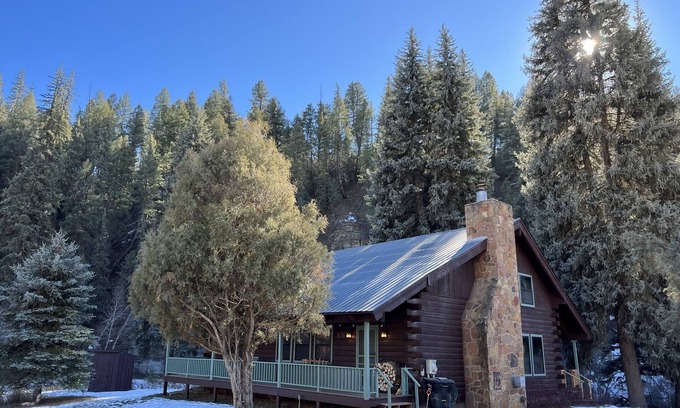 Pagosa Springs Cabin | Spruce Moose Lodge: creek-front rustic cabin in the San Juan National Forest