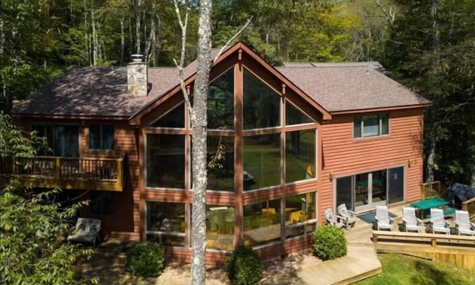 Davis House | SRL5- Lakefront Family Retreat! Old Timberline! Hot tub! Fire Pit!