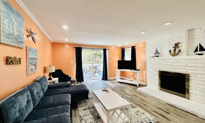 New Buffalo House | SS Post Boy Queen Suite with Jacuzzi