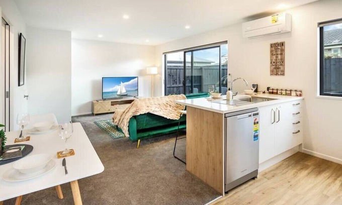 Saint Albans House | St Albans 2 bed 1.5 bath w/ off-street Carpark