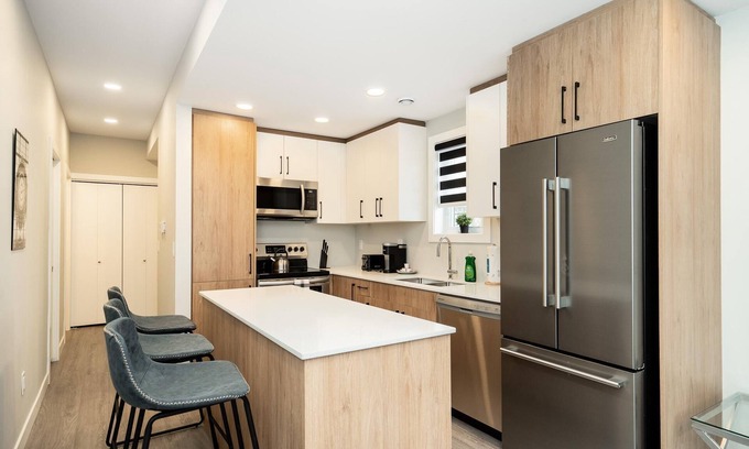 Winnipeg House | St. Boniface+Delightful 2 Bdr + Fast Wifi(2-372)
