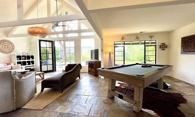St. Helena House | St. Helena home facing Spottswood Vinyard wood & walking distance to downtown