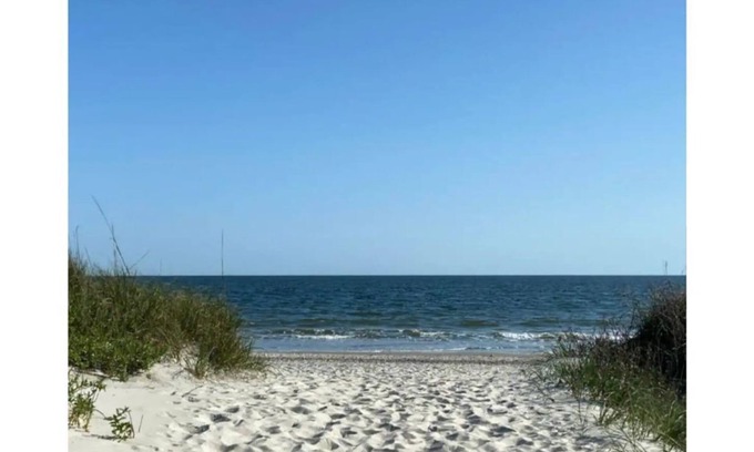 St. James Condo | St James Efficiency with Pool/15 min to Oak Island Beach!