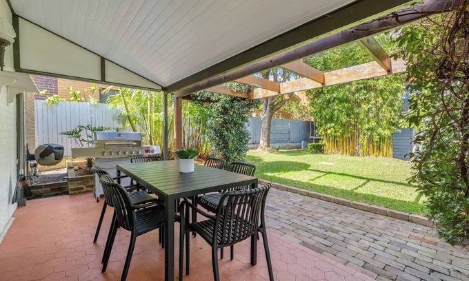 Randwick House | St Moritz Timeless Federation Retreat near Coogee
