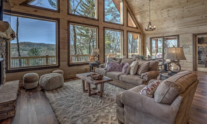 Cherry Log Cabin | St Ridges - Pet Friendly | Mountain Views | Hot Tub | Pool Table | Shuffleboard