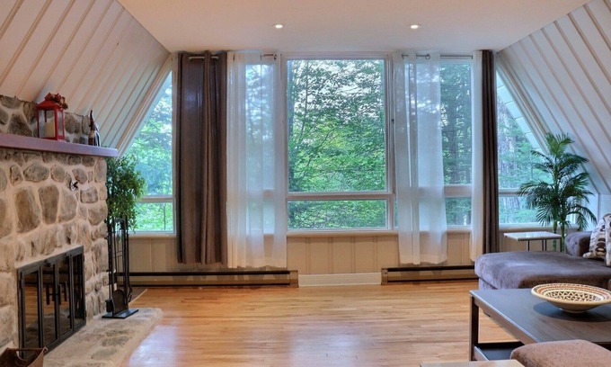 Saint-Sauveur Ski Chalet | St Sauveur Chalet retreat, w/Fireplace & SAUNA, mins from St Sauveur ski hills!