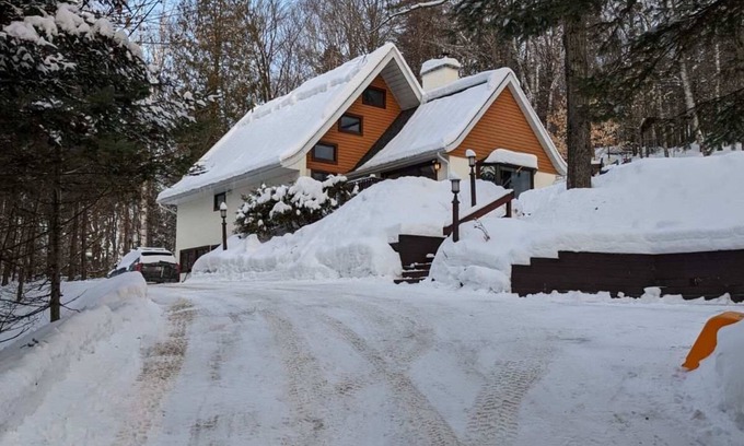 Saint-Sauveur Ski Chalet | St Sauveur Chalet; easy access to nearby ski hills and village; pet friendly