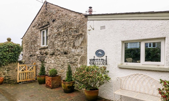 Kendal Cottage | ST. SUNDAYS COTTAGE, pet friendly, with open fire in Endmoor