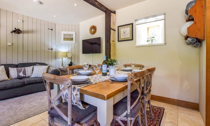 Fossebridge Cottage | Stable Cottage - sleeps 6 guests in 3 bedrooms