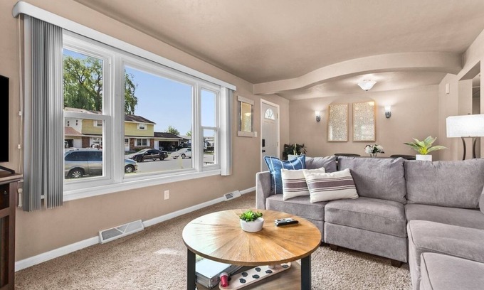 De Pere House | Stadium District walking distance, Tailgate Garage
