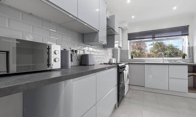 Staines House | Staines House-3bed-sleeps7- Freep-close to Airport