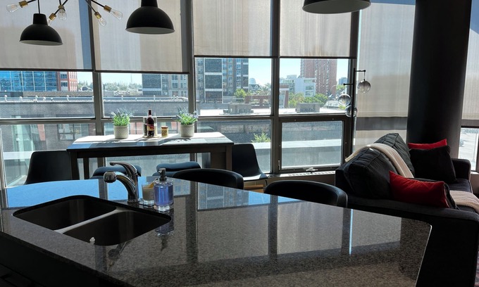Victoria Park Apartment | Stampede Heart of Calgary Luxury 1 bedroom apartment Parking included