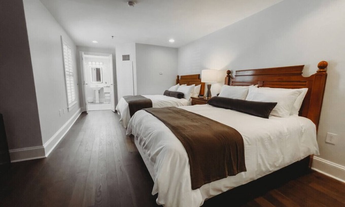 Downtown Hotel | Standard Guest Room- 2 Queens · The Jefferson Inn Rm. 13