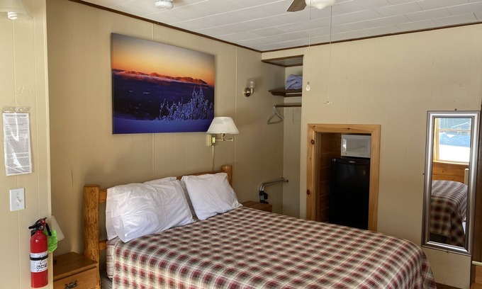 Stratton House | Standard queen bed room sleeps 2