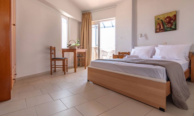 Kato Stalos Hotel | Standard sea view room at Girogiali
