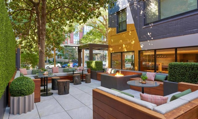 Logan Circle House | Standard Two Queens at Viceroy Washington DC, Short Drive to Washington Monument