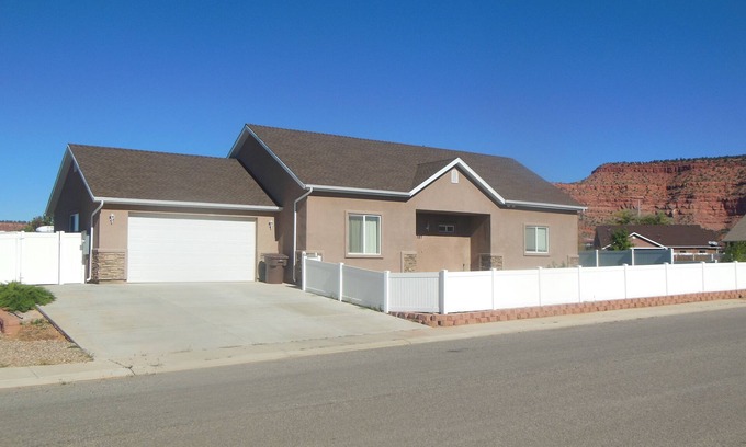 Kanab House | Star's Place near 3 Nat'l Parks - Family and Pet friendly