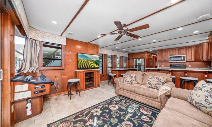 Byrdstown Boat Rental | Stardust - 6bedroom/2bath houseboat with full kitchen, hot tub and so much more!
