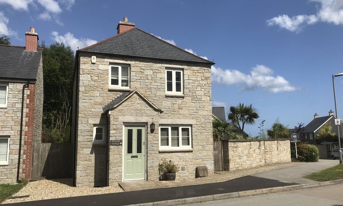 St Austell House | Starfish Cottage- private beach and within a short walk of Charlestown