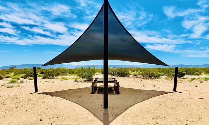 Joshua Tree House | Stargazing - Hot Tub - Record Player - VHS Movie Collection - Games